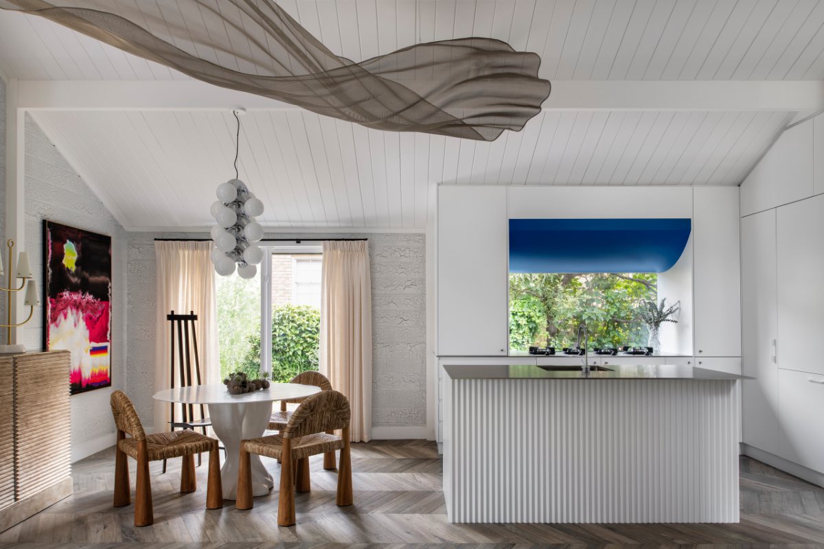 Mornington Beach House, dining room and kitchen